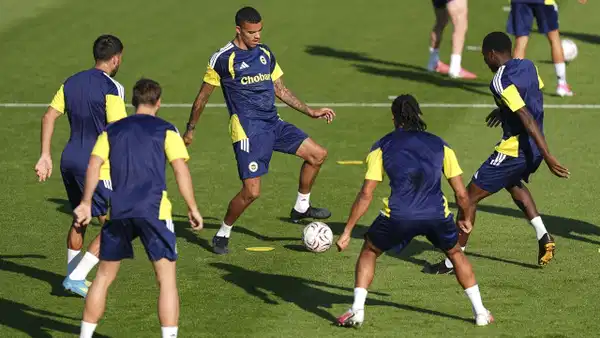 Fenerbahçe'nin UEFA Kadrosuna İki Yıldız Dahil Oldu