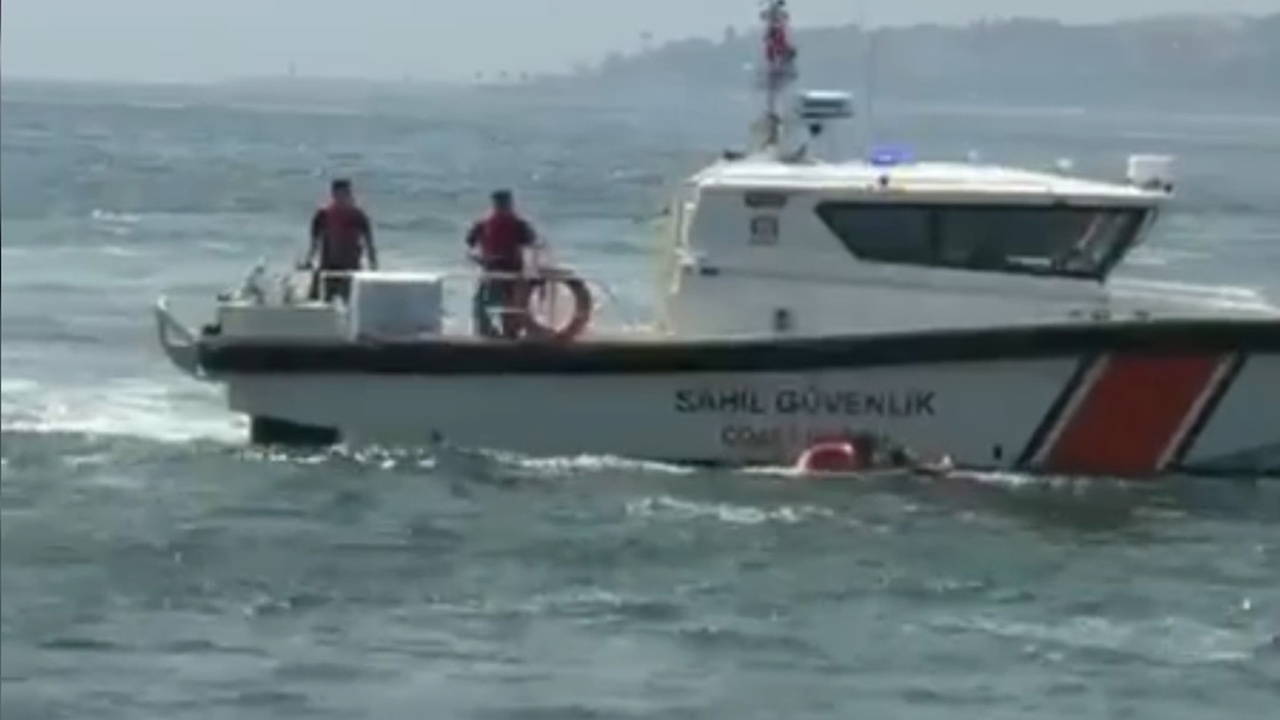 Feribotta denize düşen yolcuyu büfe çalışanı kurtardı