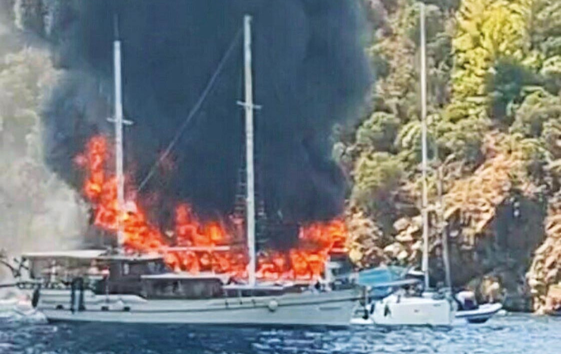 Fethiye'de Tur Teknesinde Yangın: 115 Yolcu Denize Atladı