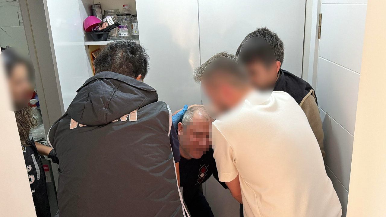 FETÖ'nün 'köyler abisi' çamaşır makinesi arkasında yakalandı