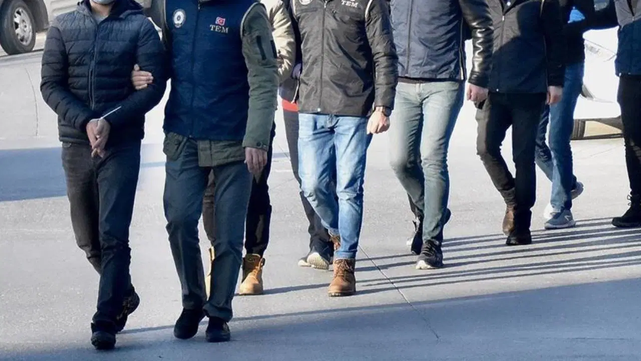 FETÖ operasyonu: 12 ilde eş zamanlı baskın, 80 gözaltı