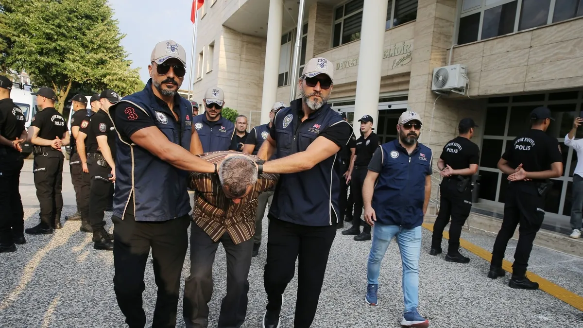 FETÖ'cü Burkay Karatepe'nin Ablası Adliyeye Sevk Edildi