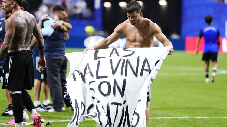 FIFA'ya Falkland Göndermesi: Arjantinli Futbolcuların Pankartı Tartışma Yarattı