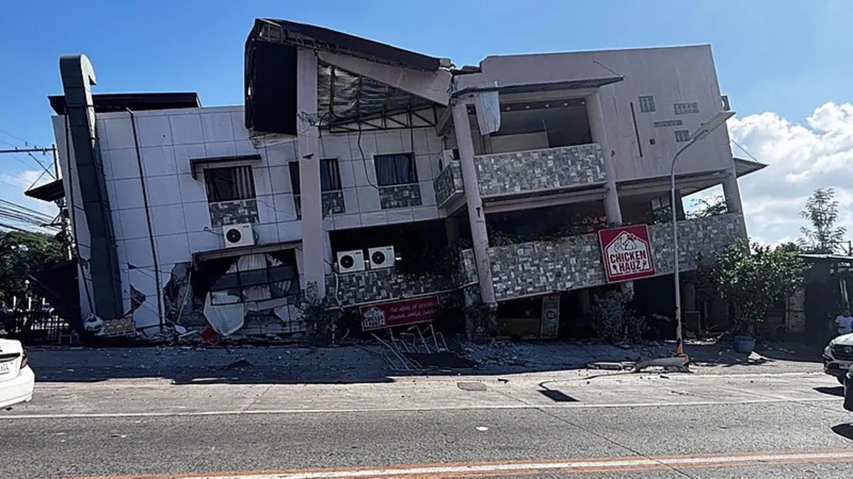 Filipinler'de 7.8 Büyüklüğünde Deprem: Tsunami Uyarısı Yapıldı