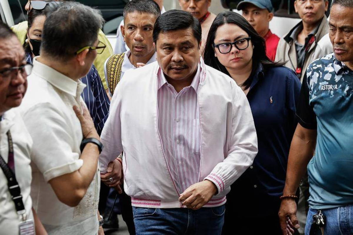 Filipinler'de Yolsuzluk Soruşturması: Eski Başkanın Oğlu Teslim Oldu
