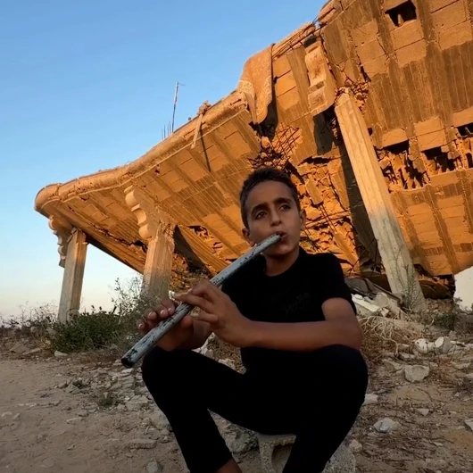 Filistinli Ahmed acısını ve annesine özlemini müziğiyle haykırıyor