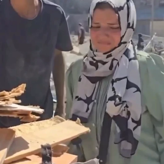 Filistinli Kadın, İsrail Saldırılarında Yıkılan Evinin Öncesini ve Sonrasını Gösterdi