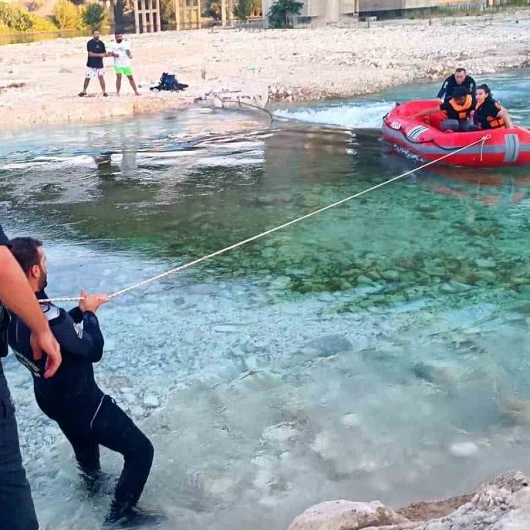 Fırat Nehri'nde su aniden yükseldi: 6 kişi köprü altında mahsur kaldı