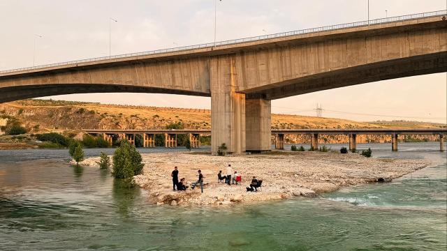 Fırat Nehri'nde Su Yükseldi: 8 Kişi Adacıkta Mahsur Kaldı