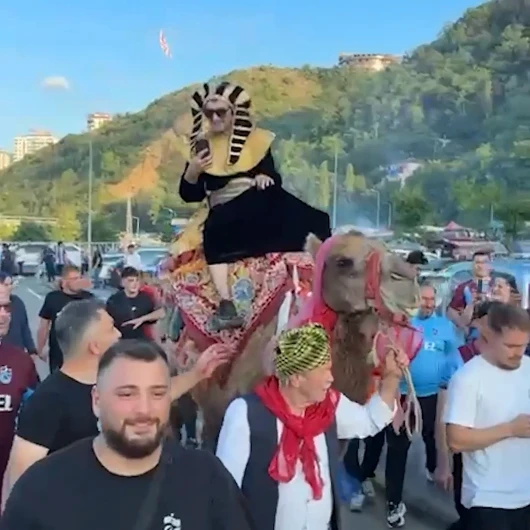 Firavun Kostümlü Taraftar Deveyle Geldi, Salah'ı Karşıladı
