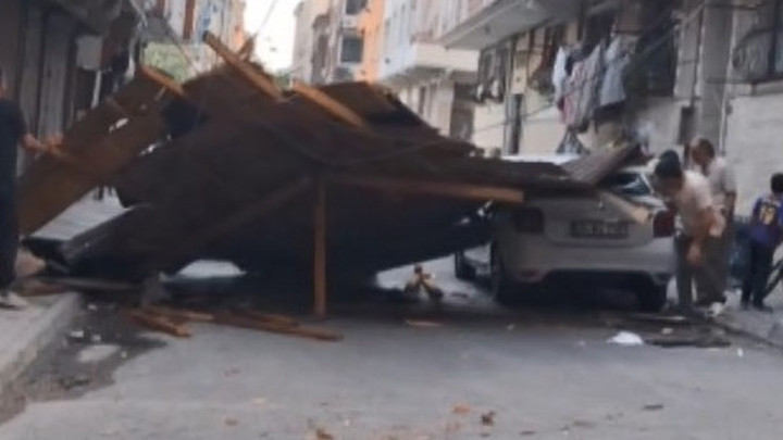 Fırtınada 4 katlı binanın çatısı uçtu: Çocuklar son anda kurtuldu