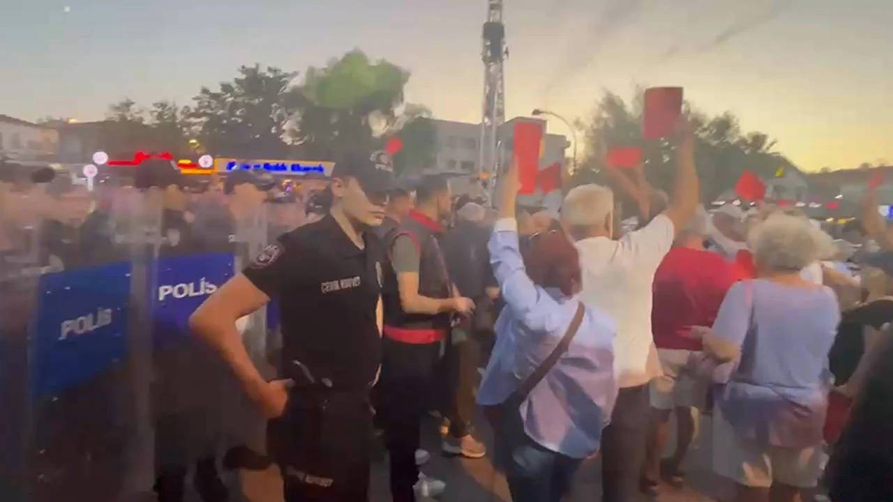 Foça'da AKP'ye Geçen Başkan Fıçı'ya Protesto: Polis Müdahale Etti