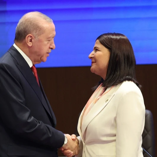 Foça Belediye Başkanı Saniye Bora Fıçı AK Parti'ye katıldı