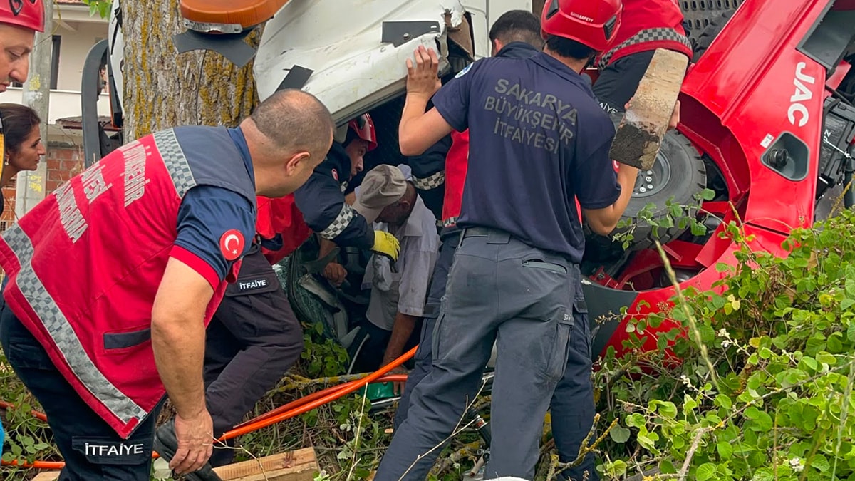 Forklift Taşıyan Kamyonet Devrildi: Sürücü Kabinde Sıkıştı