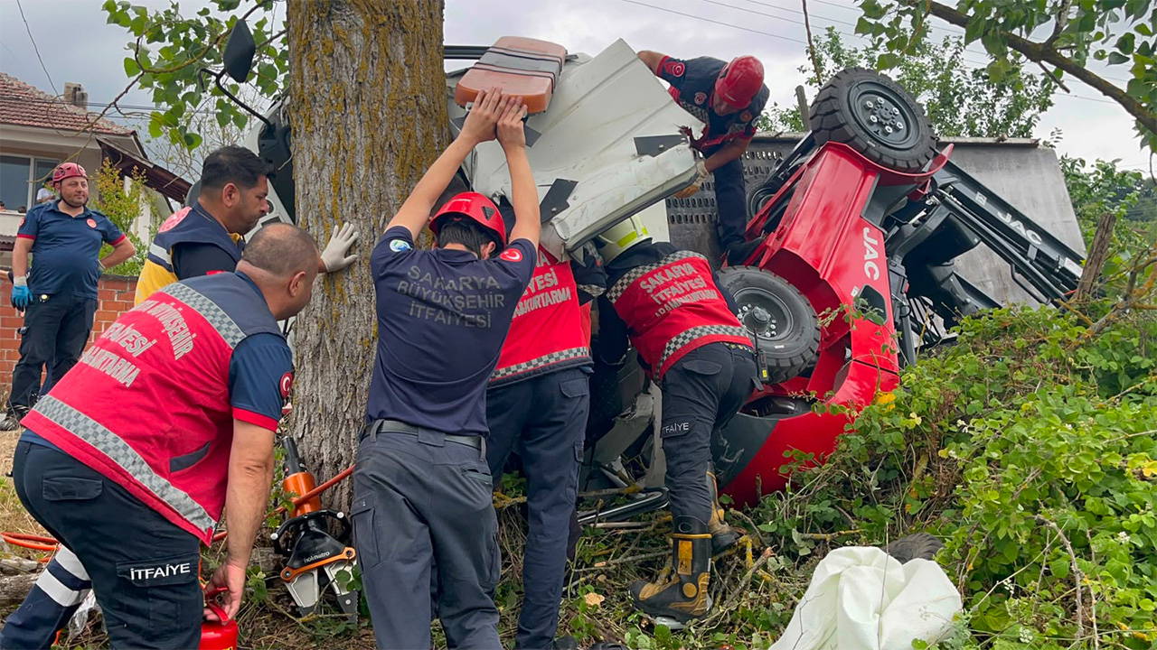 Forklift Yüklü Vinçli Kamyonet Devrildi: Sürücüyü İtfaiye Kurtardı
