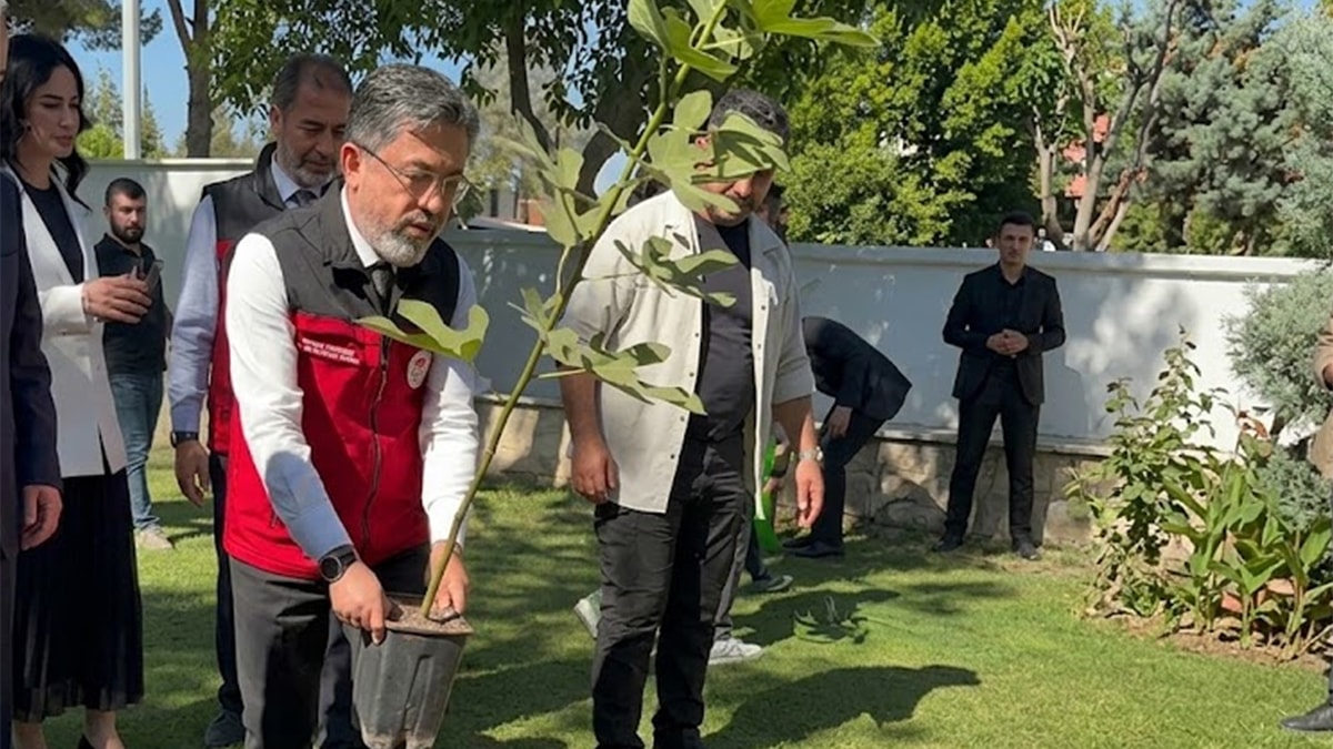 Fotoğrafın Faturası Protokol Ekibine Çıktı: Bakan Yumaklı'nın Fidan Dikimi Tartışma Yarattı