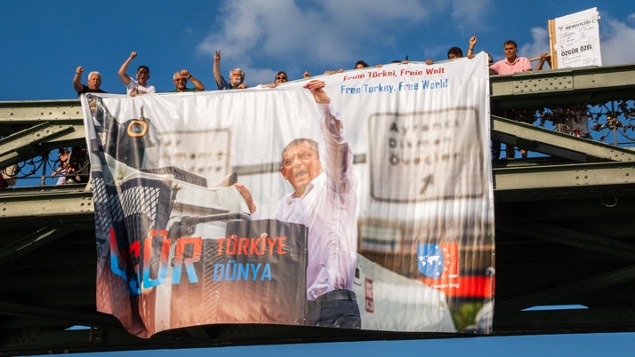 Frankfurtlu CHP'liler Main Köprüsü'nde sıra dışı eylem yaptı