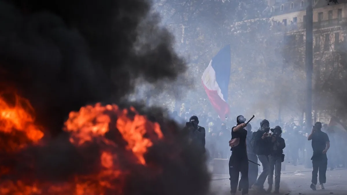 Fransa'da akaryakıt zammı protestoları: Paris sokakları karıştı