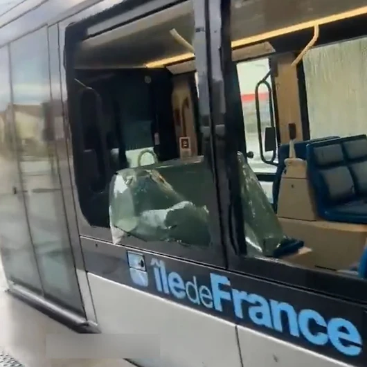 Fransa'da Fırtına Tramvayın Camlarını Patlattı