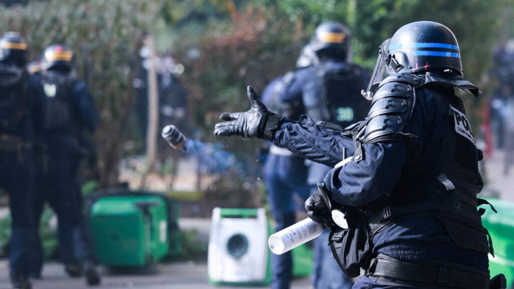 Fransa'da Lise Protestolarında Ses Bombası Kullanımı Askıya Alındı