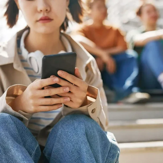 Fransa'da liselerde cep telefonu yasağı: Yeni dönemde başlıyor