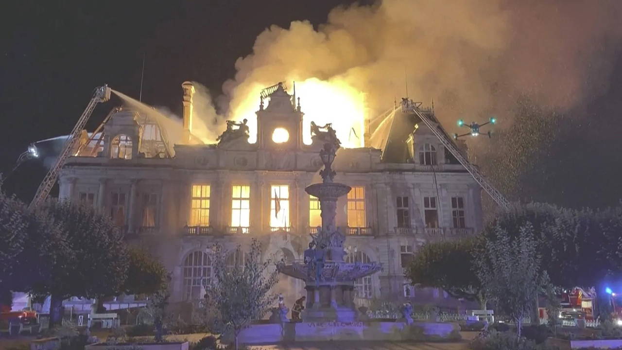 Fransa'da Protestolar Limoges Belediye Binası'nı Küle Çevirdi