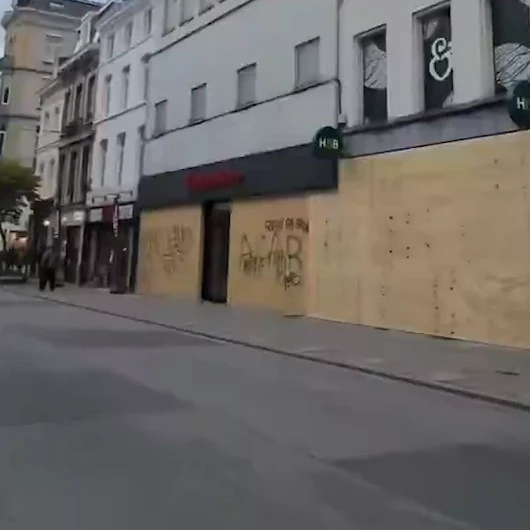 Fransa'da Esnaf Yağma Korkusuyla Vitrinleri Kapattı