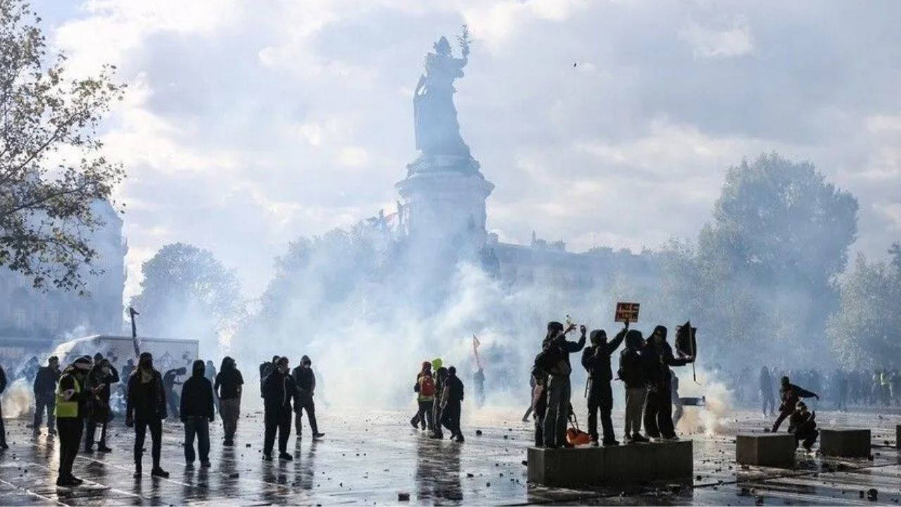 Fransa'da 'Faşizme Karşı' Sloganları: Sarı Yeleklilerle Liseli Eylemciler Birleşti