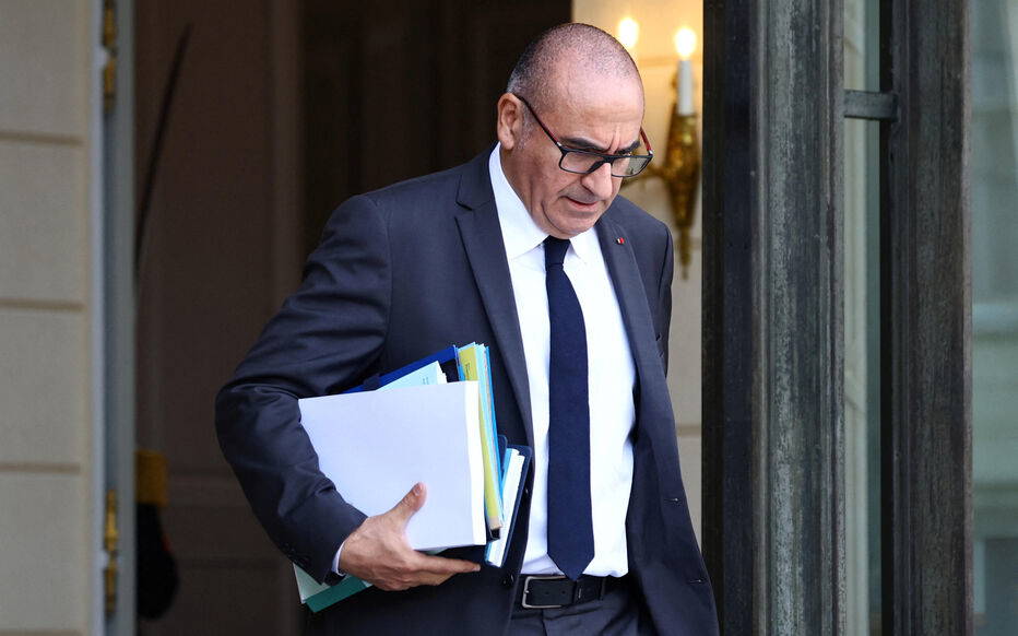 Fransa'da Hayat Pahalılığı Protestoları: Bakan İstifa Etti, Macron Kabul Etmedi