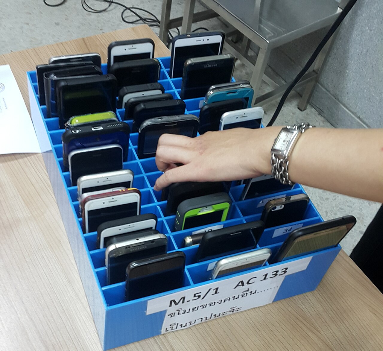 Fransa'da Liselerde Cep Telefonu Kullanımı Resmen Yasaklandı