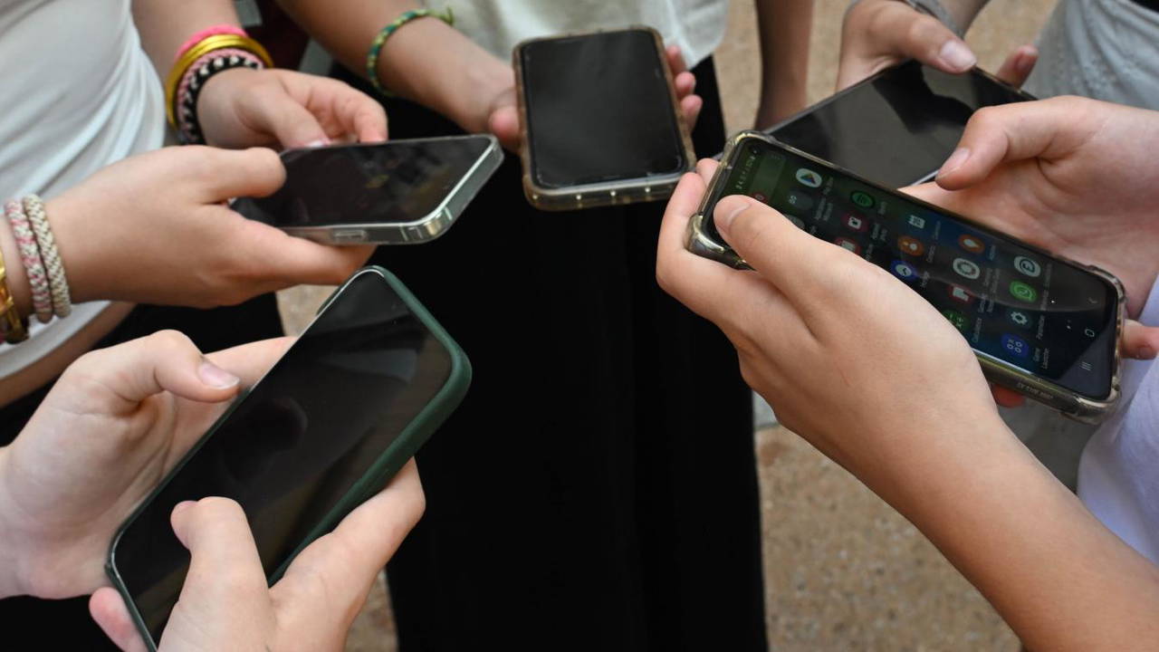 Fransa'da liselerde cep telefonu yasağı başladı