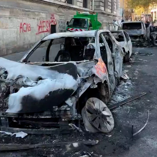 Fransa'da protesto gecesi: Yüz milyonlarca euroluk hasar