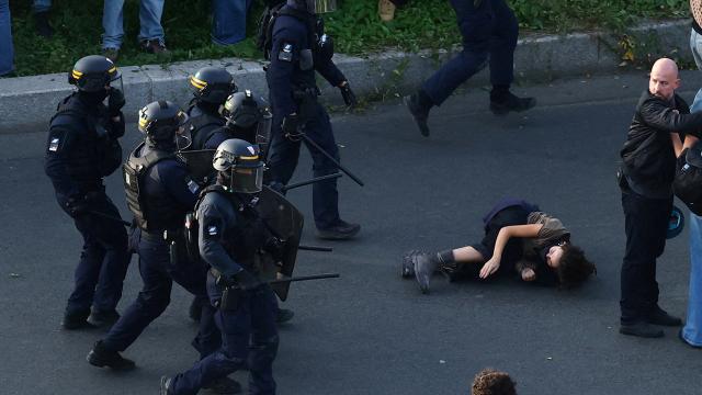 Fransa'da Protestolar Büyüyor: Yüz Binlerce Kişi Sokakta