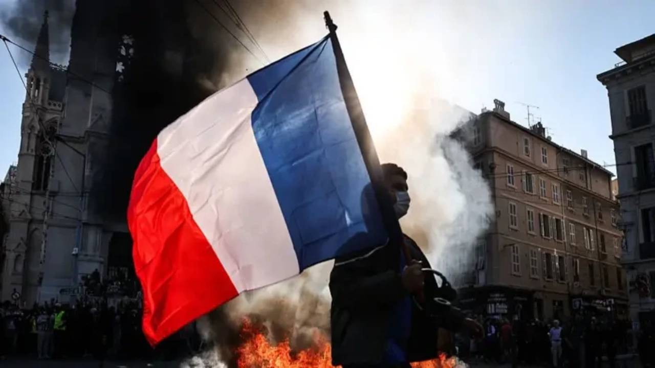 Fransa'da Sarı Yelekliler Tedirginliği: Paris'te Müzeler Kapanıyor