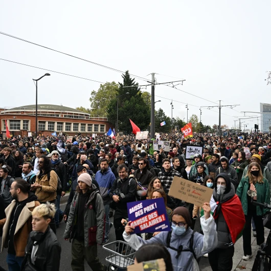 Fransa'da Sarı Yelekliler yeniden sokakta: 410 bin kişi katıldı