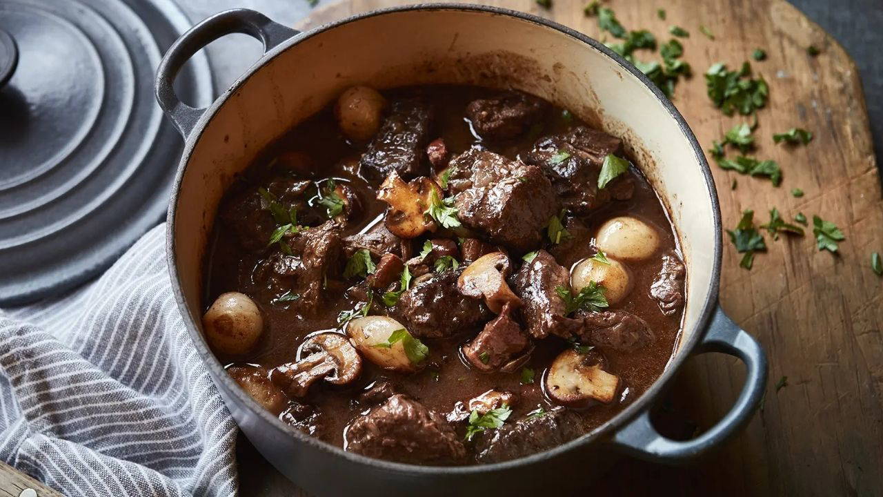 Fransız Gastronomisinin Efsanevi Lezzeti: Boeuf Bourguignon