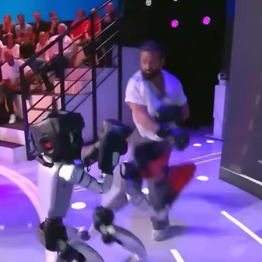 Fransız sunucu Cyril Hanouna, stüdyoya getirilen robotları yumrukladı