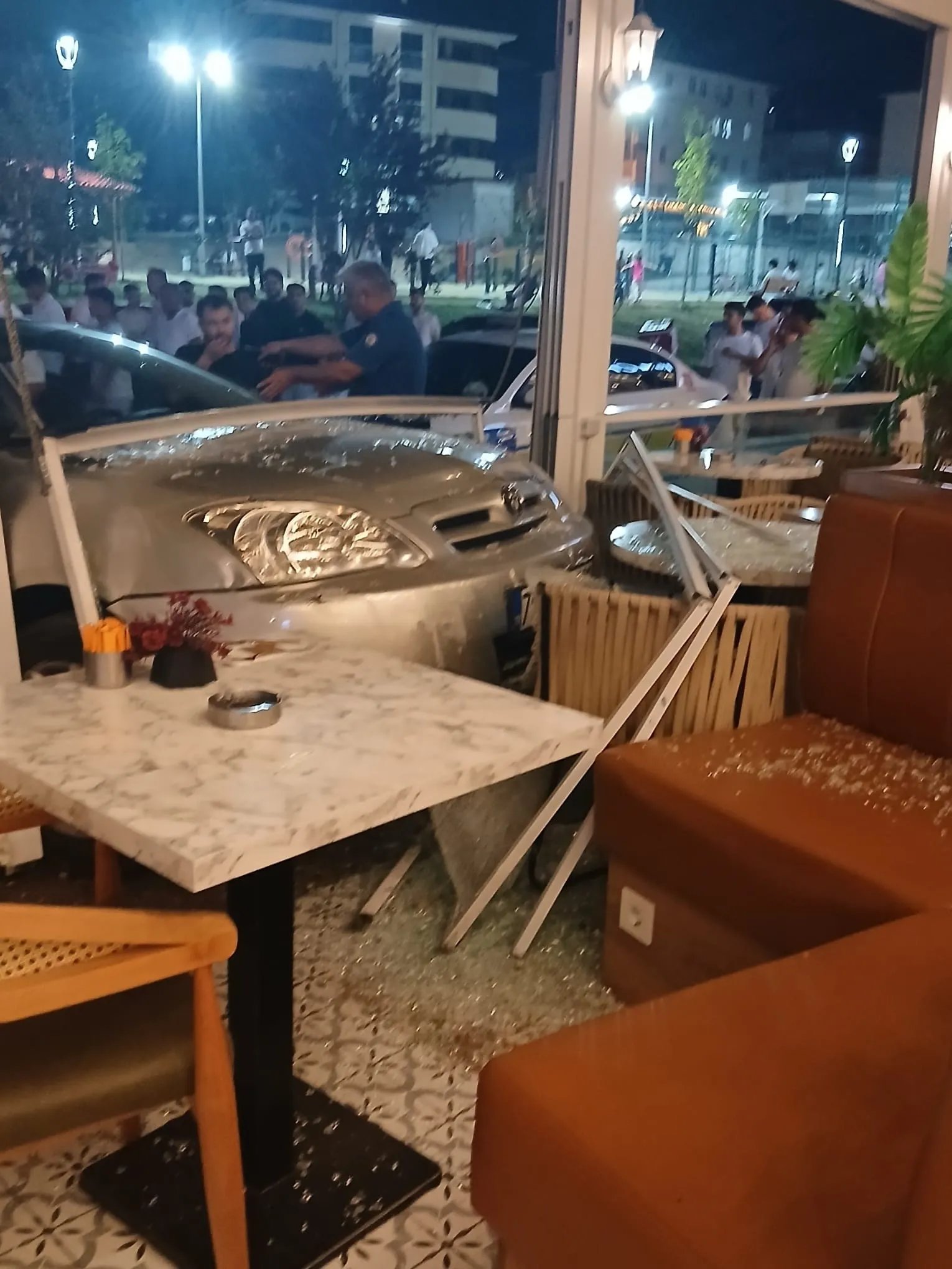 Fren Yerine Gaza Bastı: Araç Kafeye Daldı, 34 Yaşındaki Adam Yaralandı