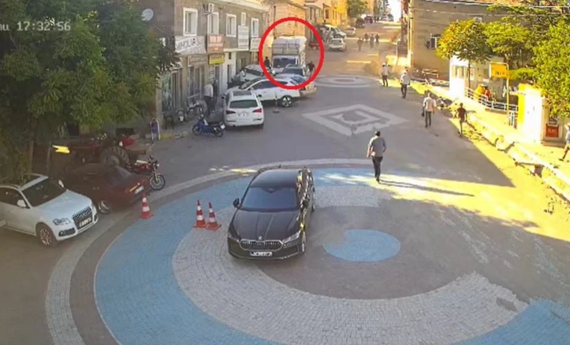 Freni Boşalan Kamyon Park Halindeki Araçlara Çarptı: O Anlar Kamerada