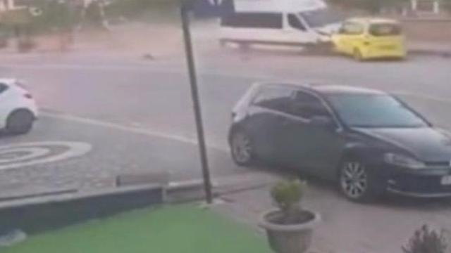 Freni Patlayan Minibüs Taksiyi Sürükledi: Kayseri'de Kaza Kamerada