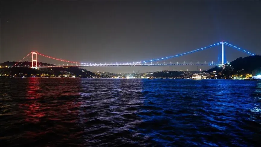 FSM Köprüsü ABD Bayrağı Renkleriyle Aydınlatıldı