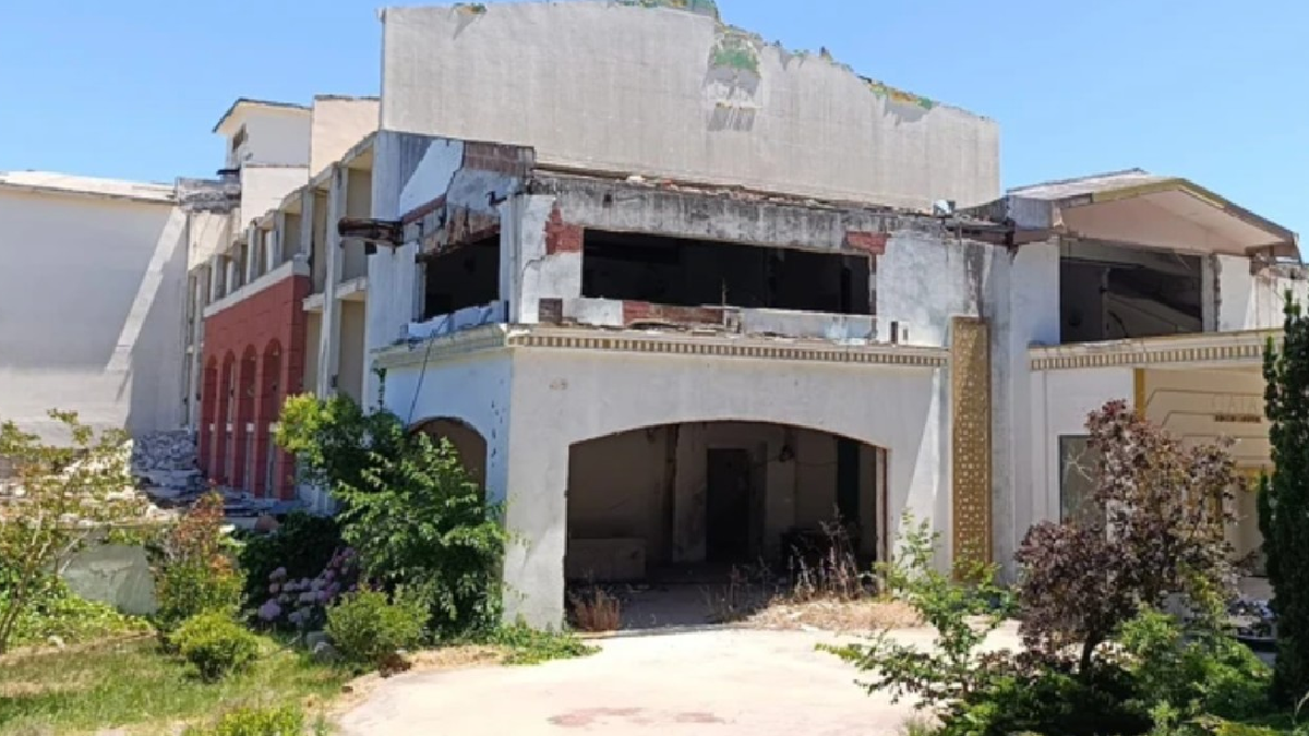 Gaia Beach Hotel yağmalandı: Lüks otel harabeye döndü