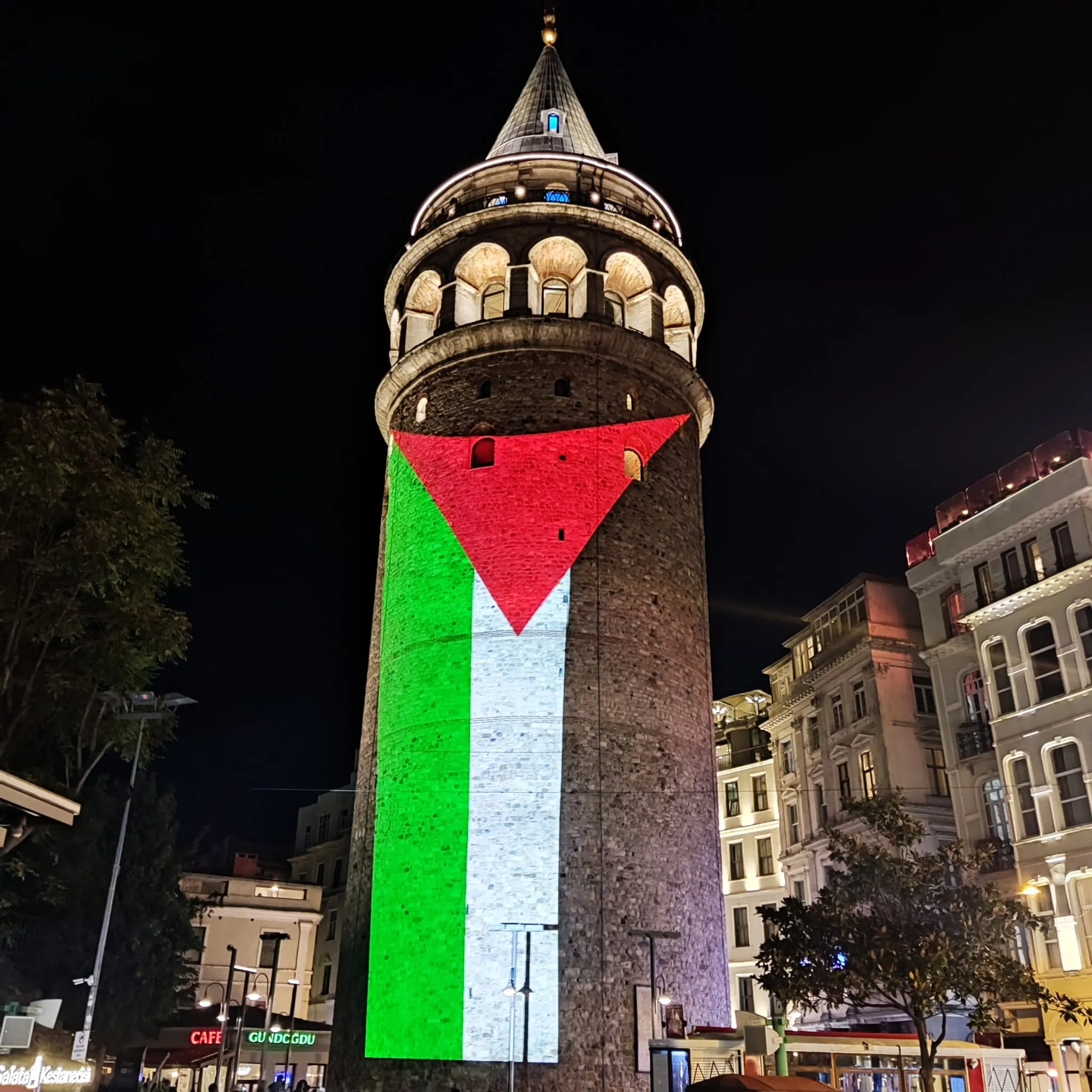 Galata Kulesi Filistin bayrağının renklerine büründü