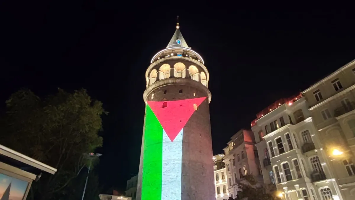 Galata Kulesi Filistin bayrağıyla aydınlandı: Bakan Ersoy'dan birlik çağrısı