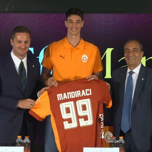 Galatasaray'ın Yeni Sultanları: Efe Mandıracı İmzaladı