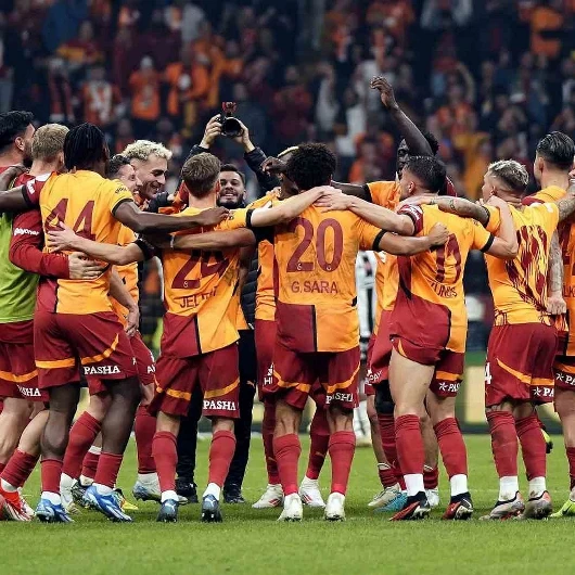 Galatasaray'ın eski yıldızı 33 yaşında futbolu bıraktı
