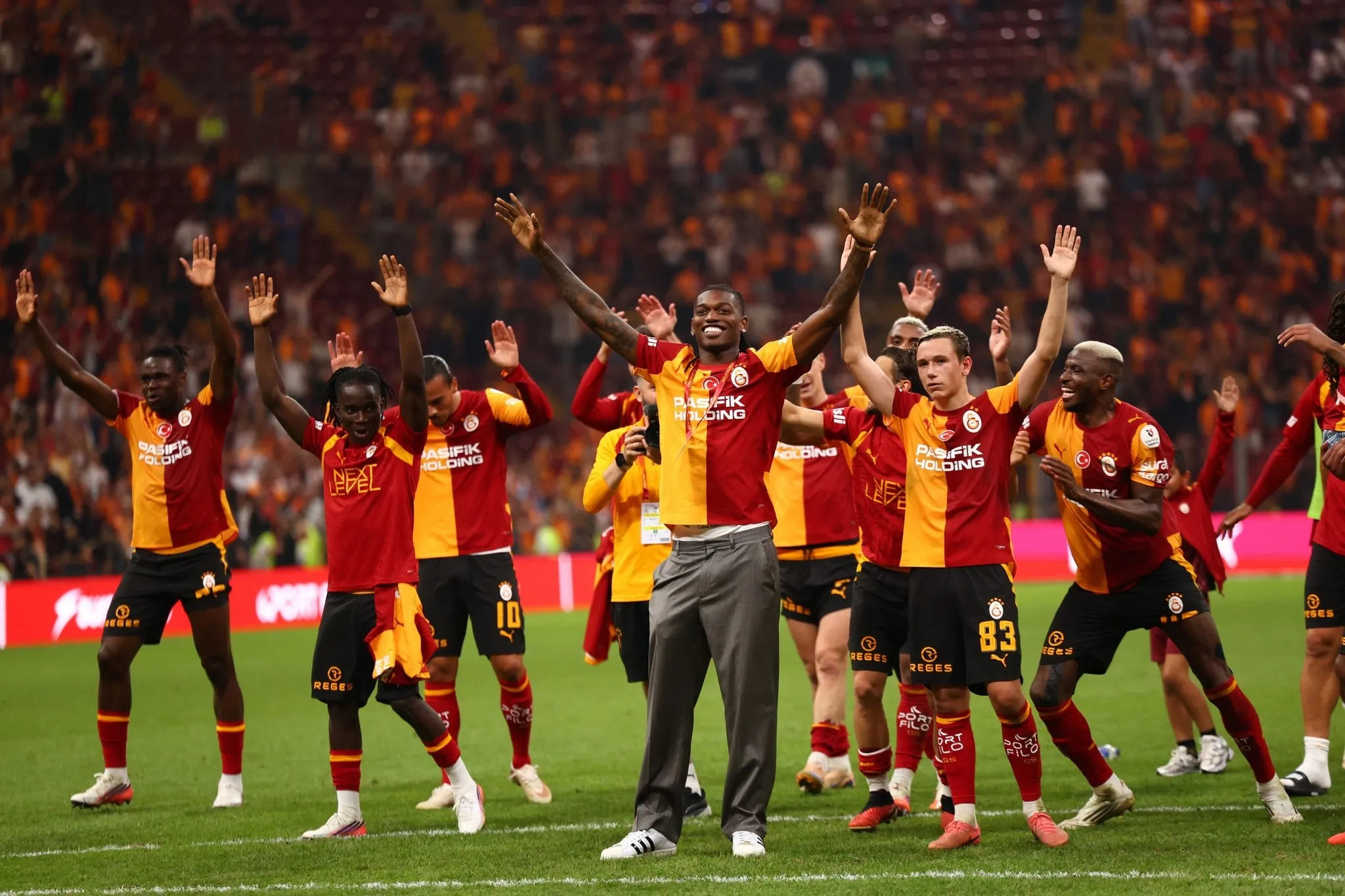 Galatasaray'da Leao ve Batrakov Taraftarla Buluştu
