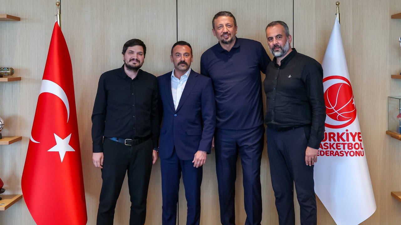 Galatasaray MCT Technic yöneticileri TBF Başkanı Hidayet Türkoğlu'nu ziyaret etti