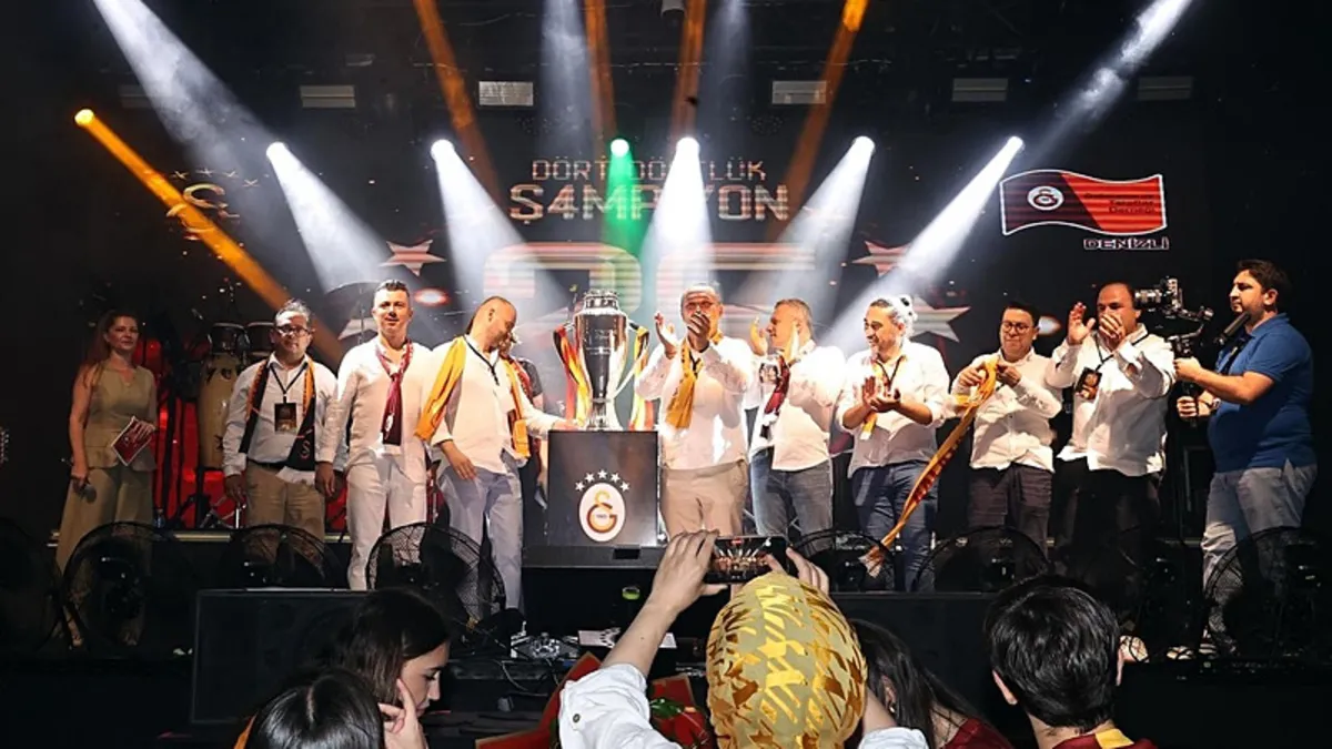 Galatasaray'ın şampiyonluk kupası Denizli'de taraftarla buluştu