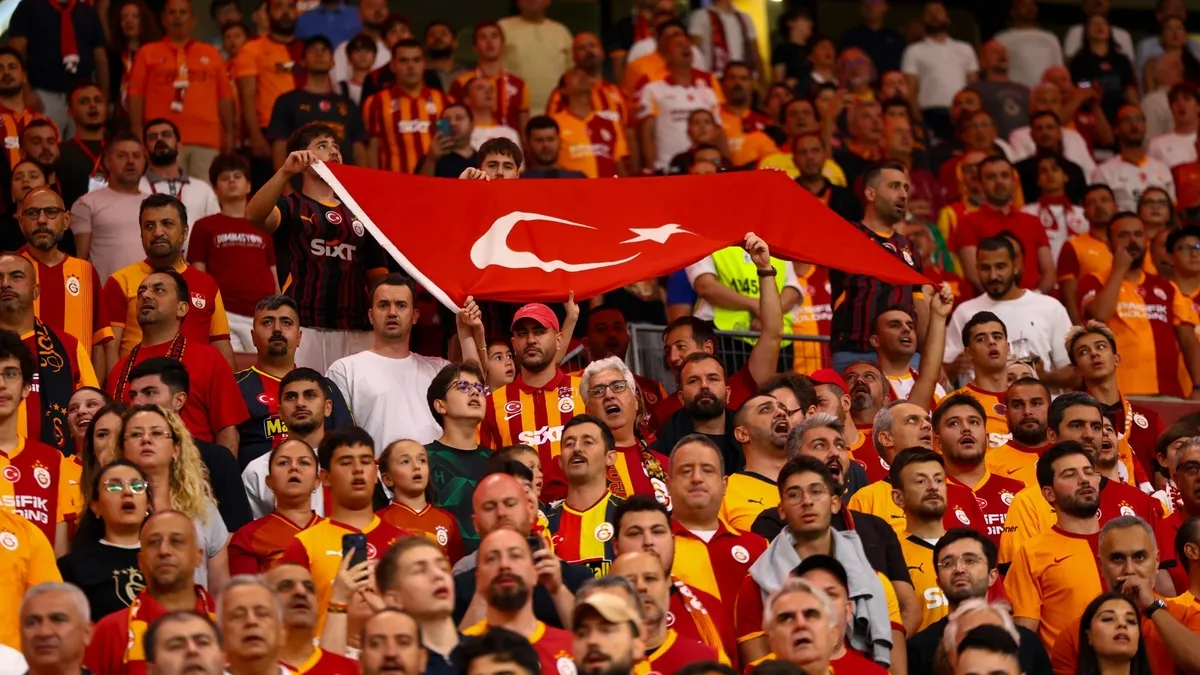 Galatasaray taraftarından istifa tepkisi: Çorum FK maçında tribünler karıştı